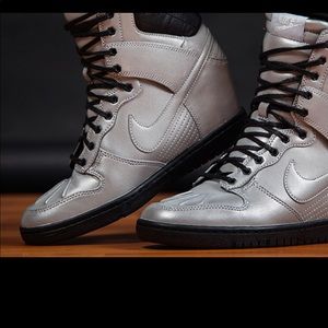 Women’s Nike sky hi dunk boots silver.